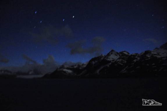 A noite cai sobre a grandiosa paisagem ao reor de Prion Island, na Geórgia do Sul
